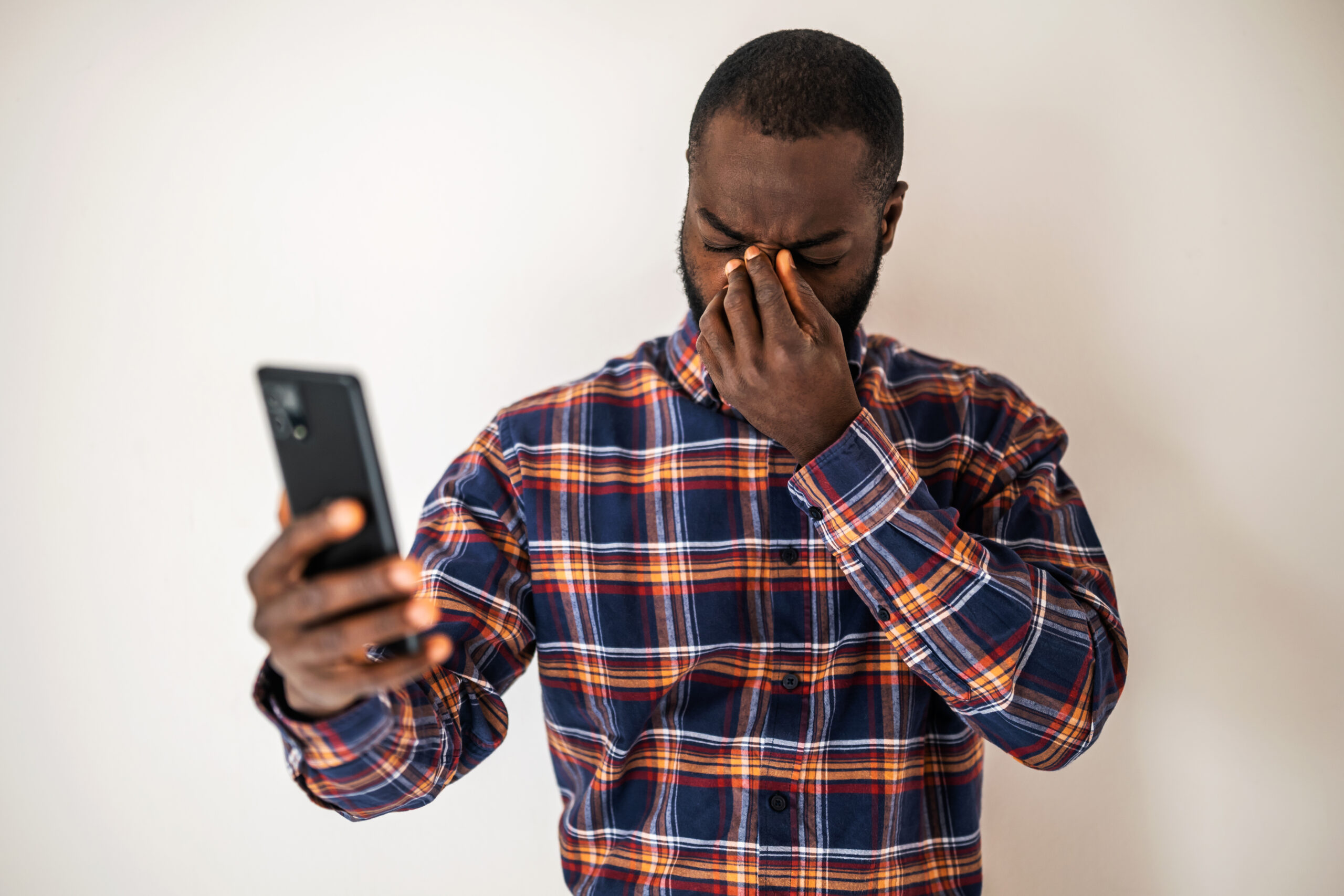 Personne confuse et fatiguée, regardant un écran affichant une très longue liste de professionnels de santé.