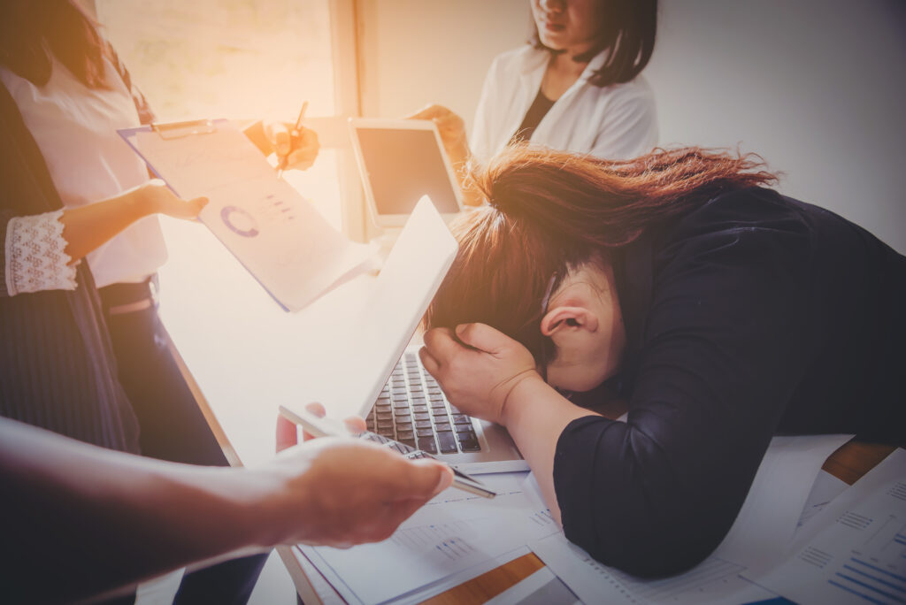 Schéma de la réponse du système nerveux montrant comment le corps peut choisir le mode "Figement" (Freeze) plutôt que la fuite ou le combat, internalisant toute la panique.