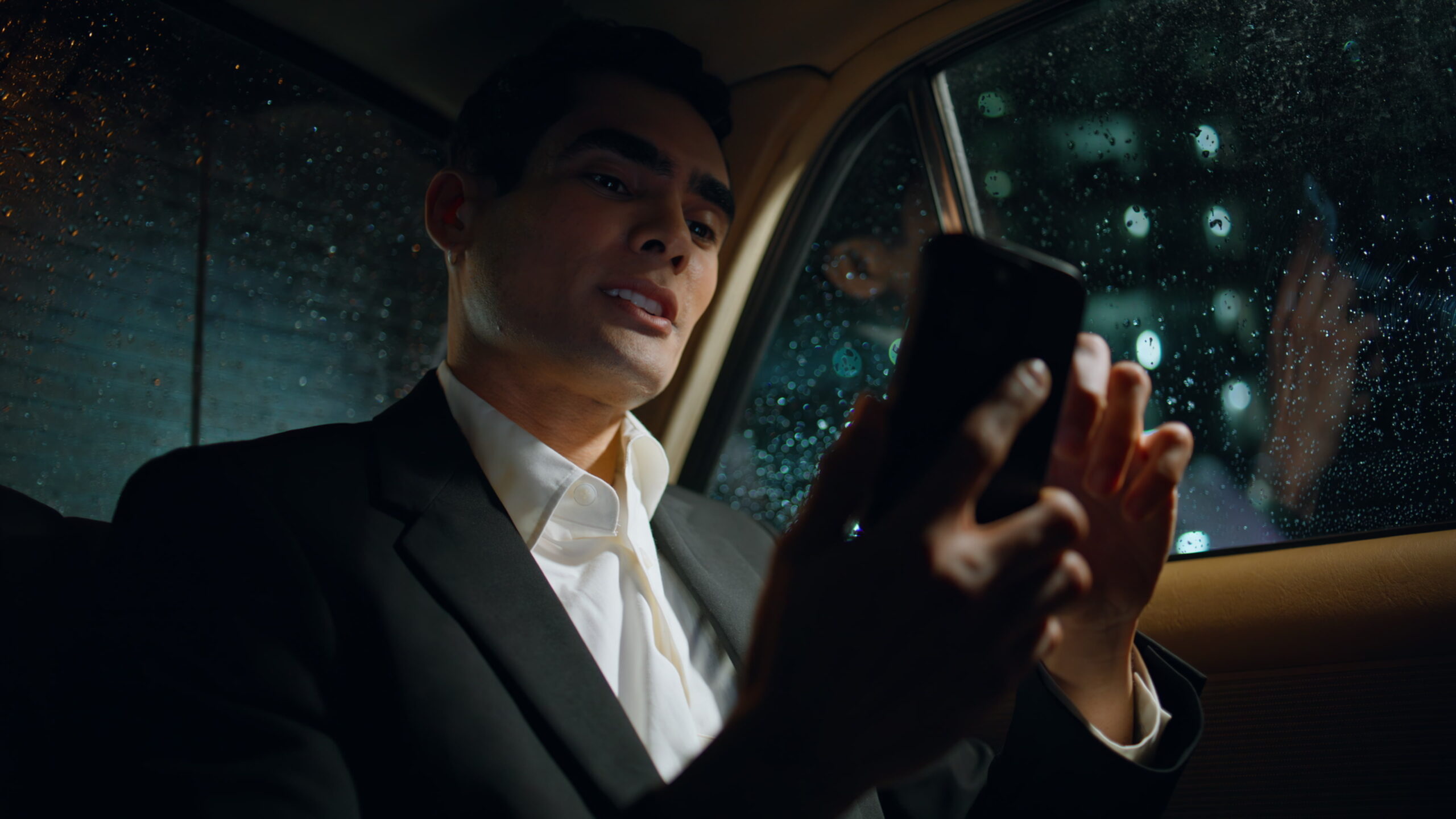 Personne au regard vide regardant son téléphone à bord d'un taxi.