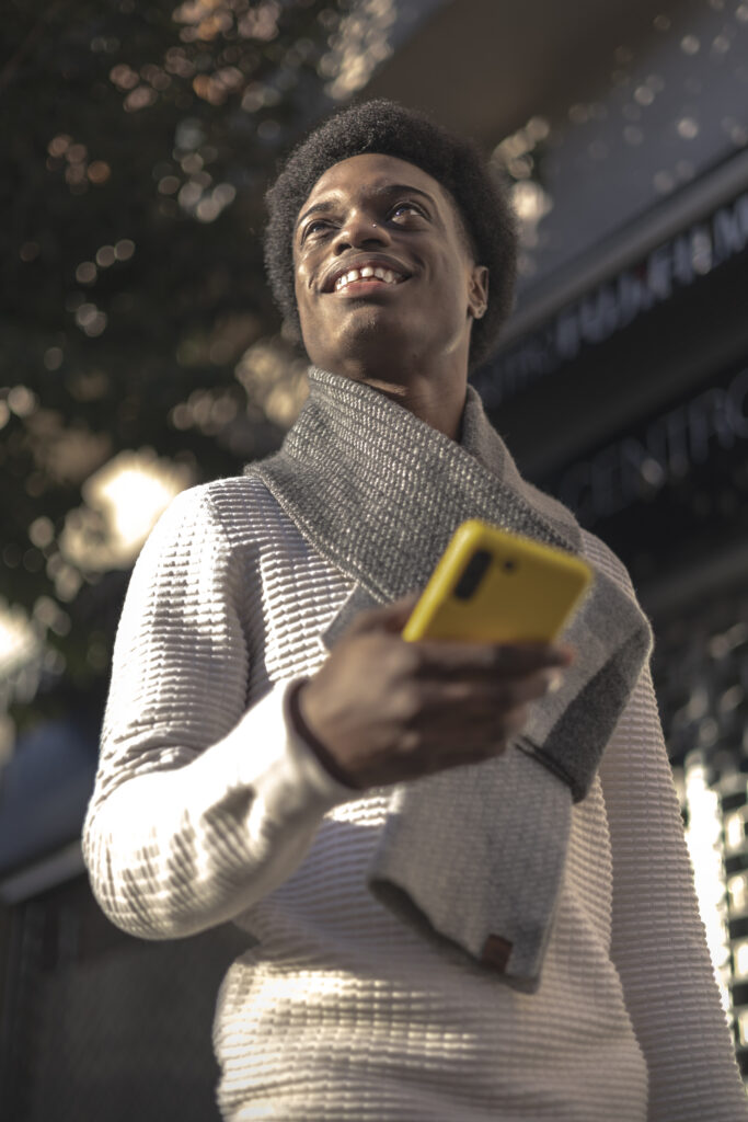 Personne utilisant son smartphone pour faire le tri dans ses pensées et comprendre de quelle aide elle a besoin.