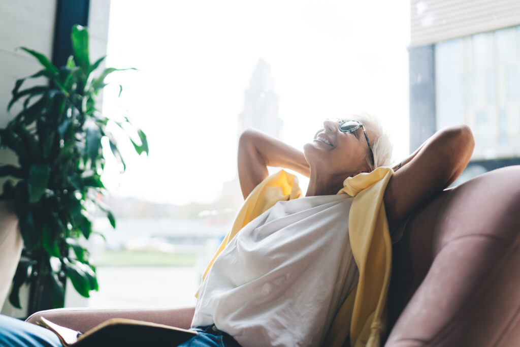 Personne se relaxant seule, les yeux fermés, prenant enfin un moment pour souffler loin des sollicitations.